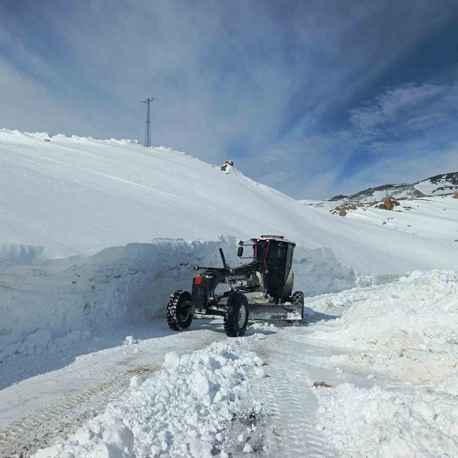 Son yılların en yoğun kar yağışını alan Iğdır’da karla mücadele aralıksız sürüyor
