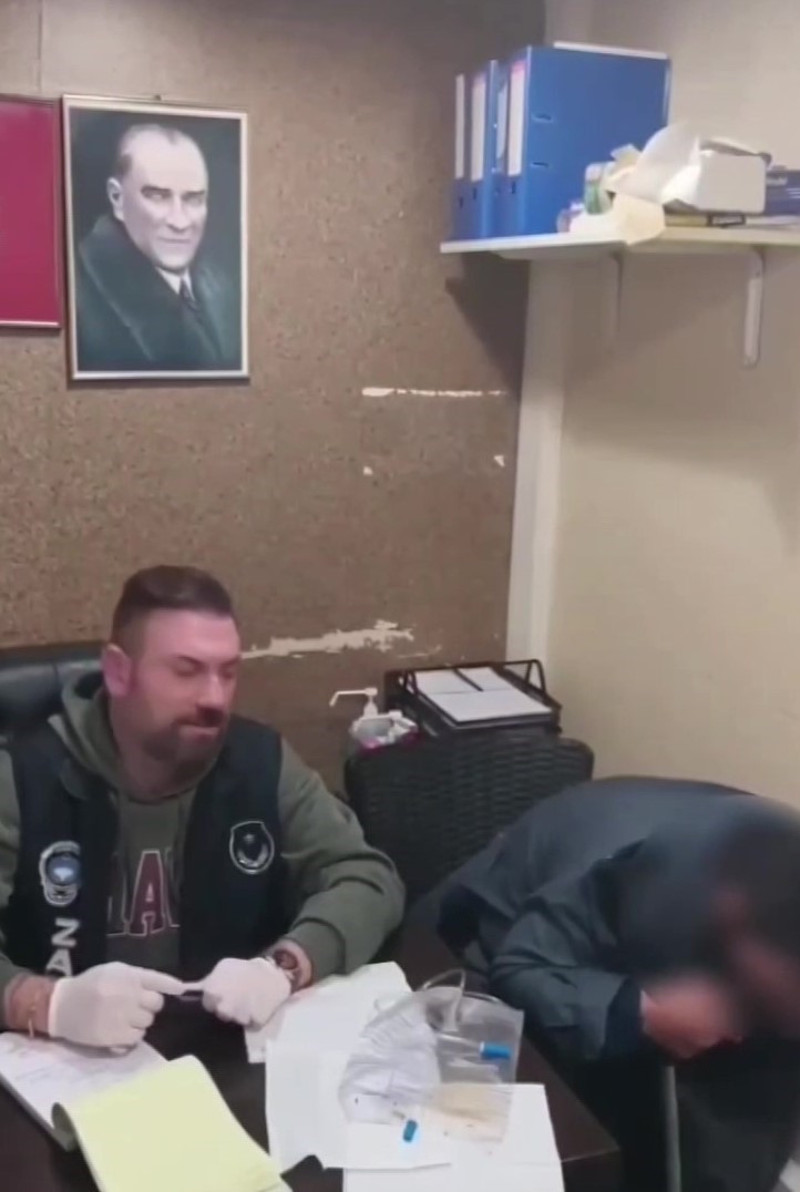 Sonda tüpüne meyve suyu koyup dilencilik yapan şahıs yakalandı
