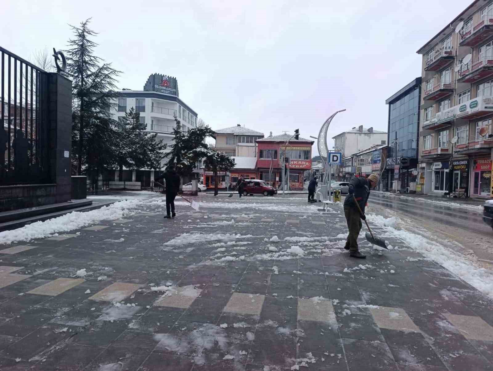 Sorgun Belediyesi ekipleri karla mücadele için sahada
