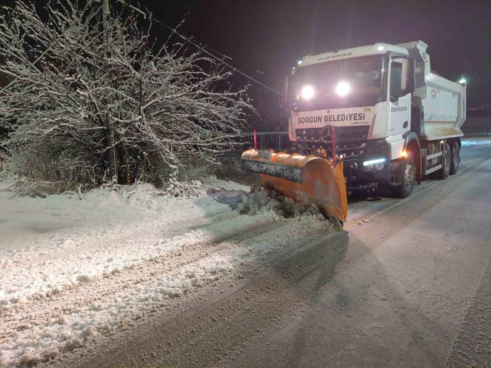 Sorgun Belediyesi ekipleri karla mücadele için sahada
