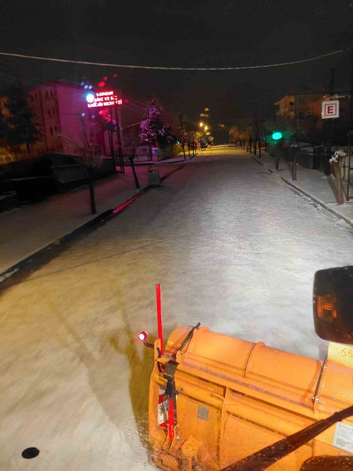 Sorgun Belediyesi ekipleri karla mücadele için sahada

