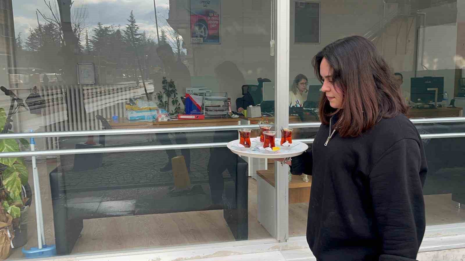 Sosyal medya yerine hayaline odaklandı, 3 sene çalışıp biriktirdiği para ile 18 yaşında kafe açtı
