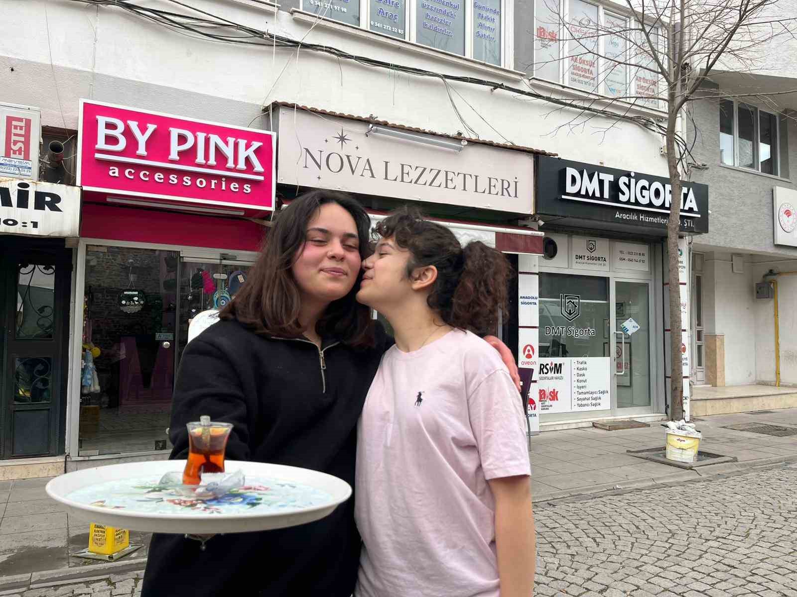 Sosyal medya yerine hayaline odaklandı, 3 sene çalışıp biriktirdiği para ile 18 yaşında kafe açtı
