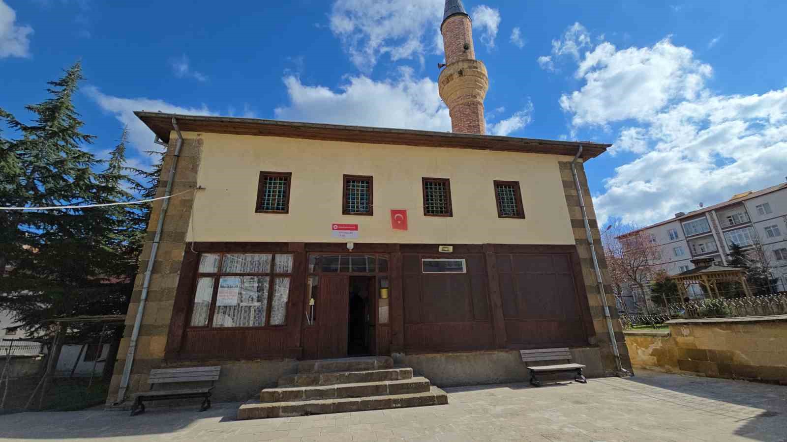 Sosyal medyada gündeme gelmişti, tarihi mihrabına çakılan floresan lamba söküldü
