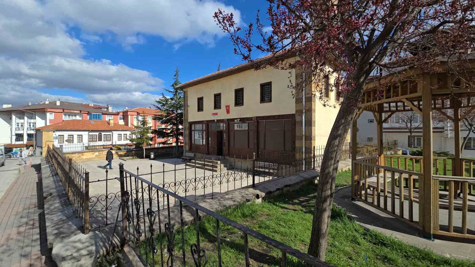 Sosyal medyada gündeme gelmişti, tarihi mihrabına çakılan floresan lamba söküldü
