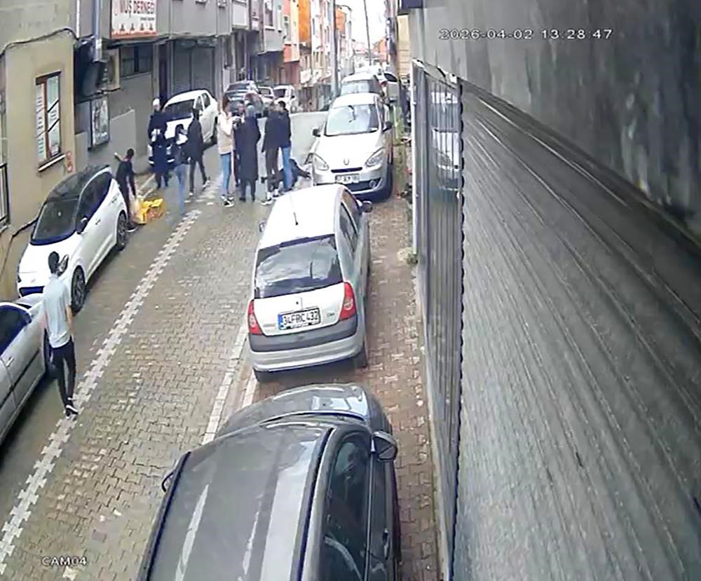 Sosyal medyadan tartıştıkları kadını sokak ortasında bayılana kadar dövdüler; o anlar kamerada
