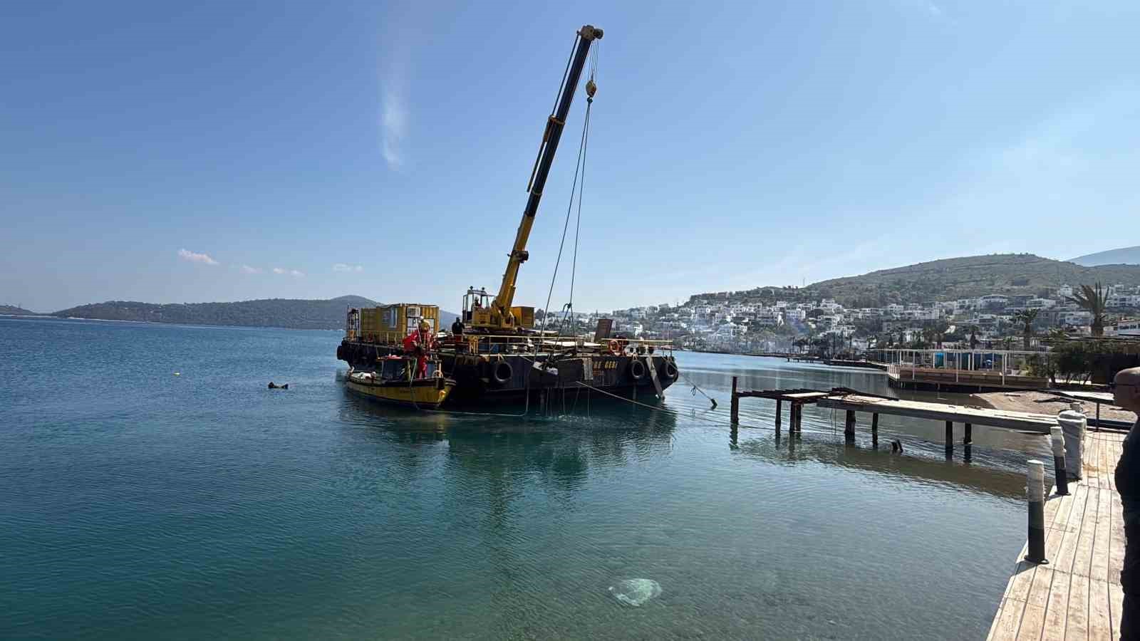 Sosyetenin iskeleleri teker teker yıkıldı, Türkbükü sahilinde büyük temizlik
