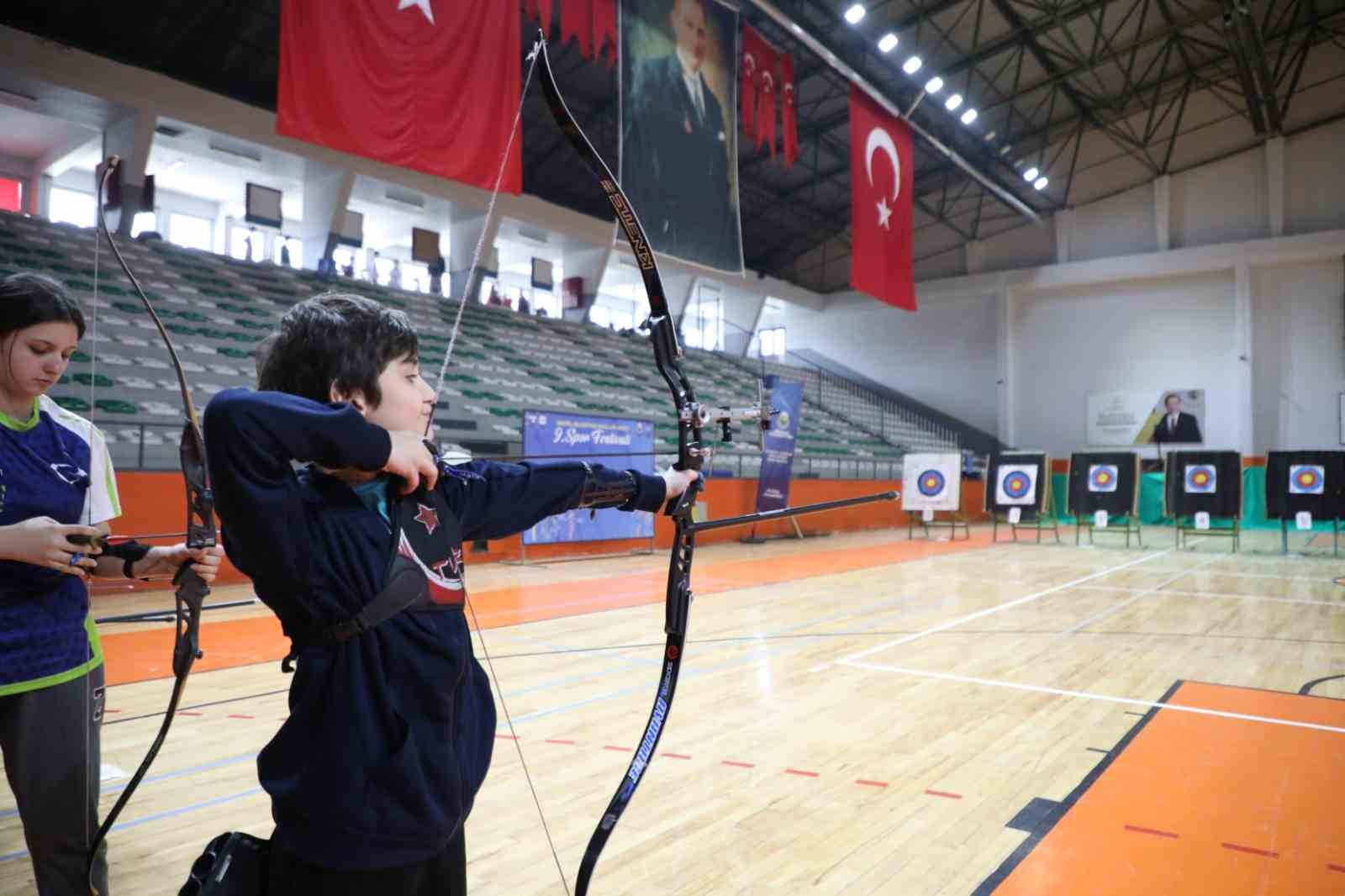 Spor festivalinde öğrenciler okçular yarıştı
Spor festivalinde öğrenciler okçular yarıştı