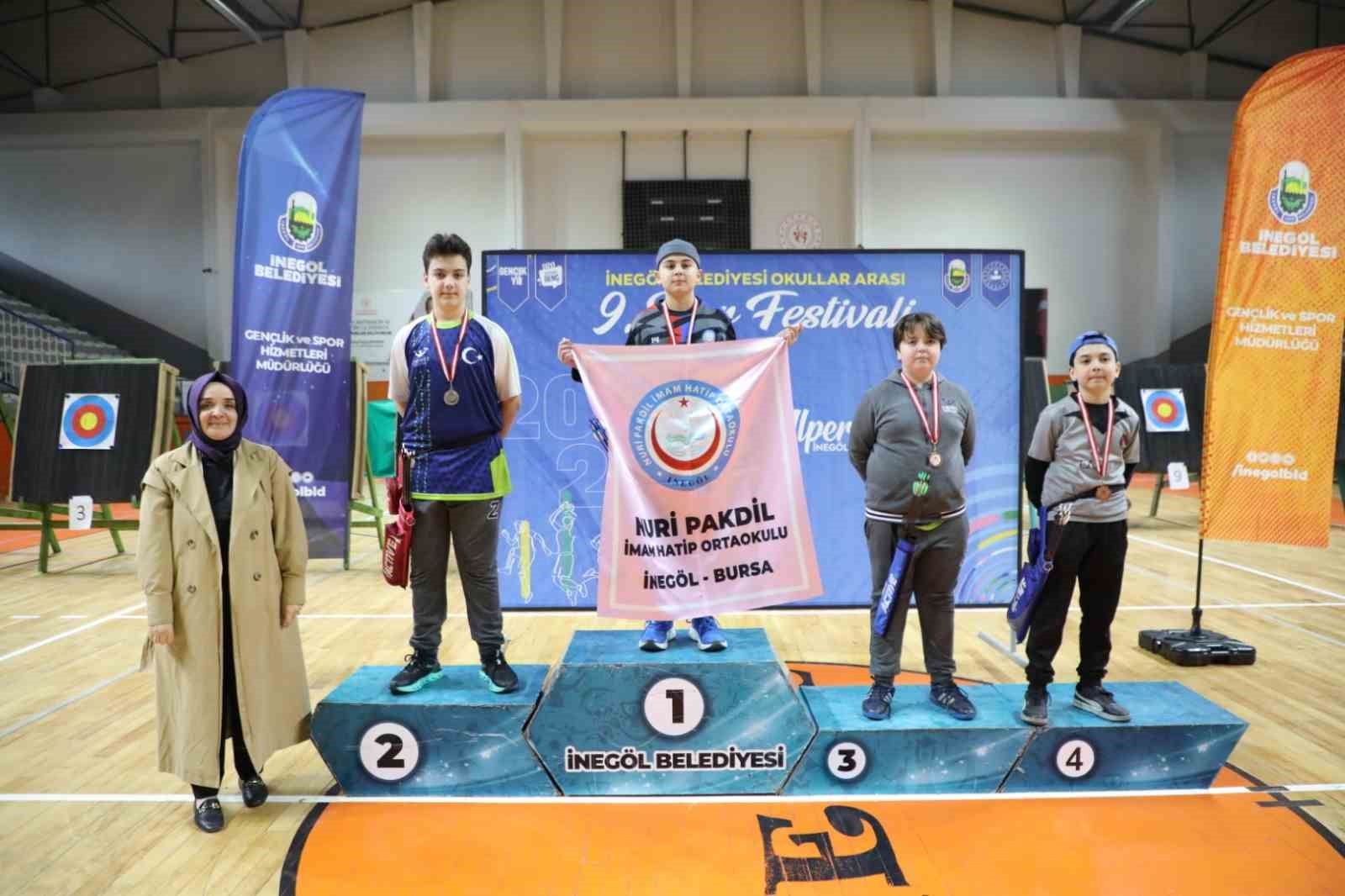 Spor festivalinde öğrenciler okçular yarıştı
Spor festivalinde öğrenciler okçular yarıştı