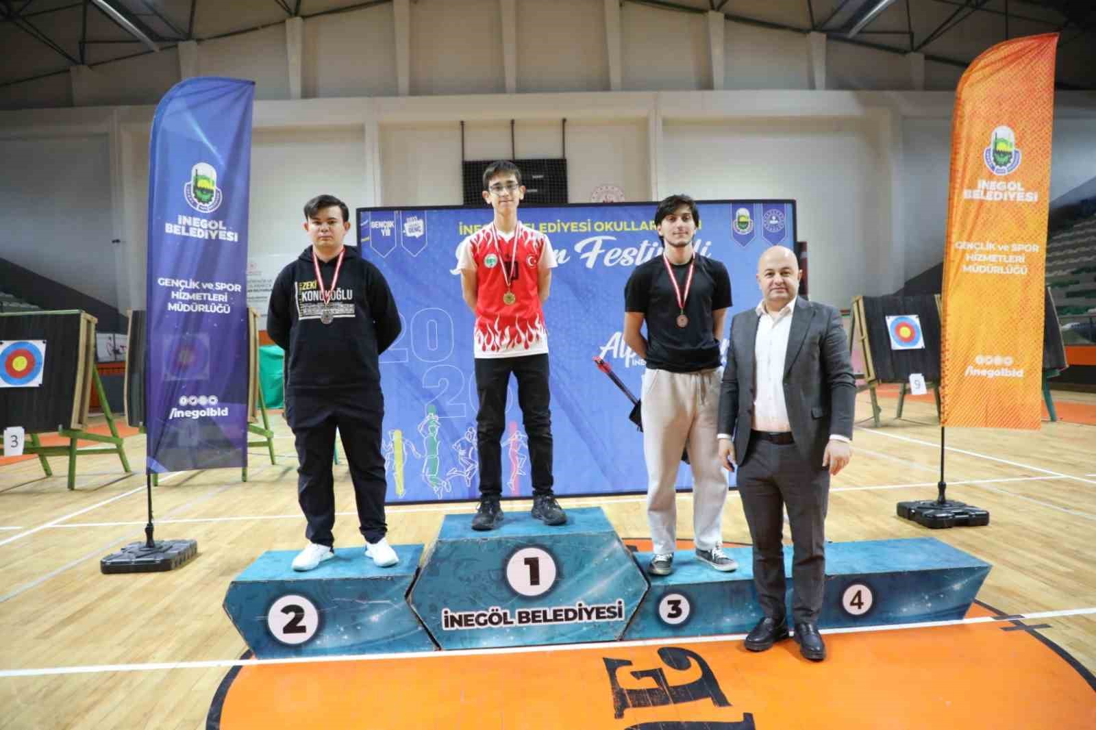 Spor festivalinde öğrenciler okçular yarıştı
Spor festivalinde öğrenciler okçular yarıştı