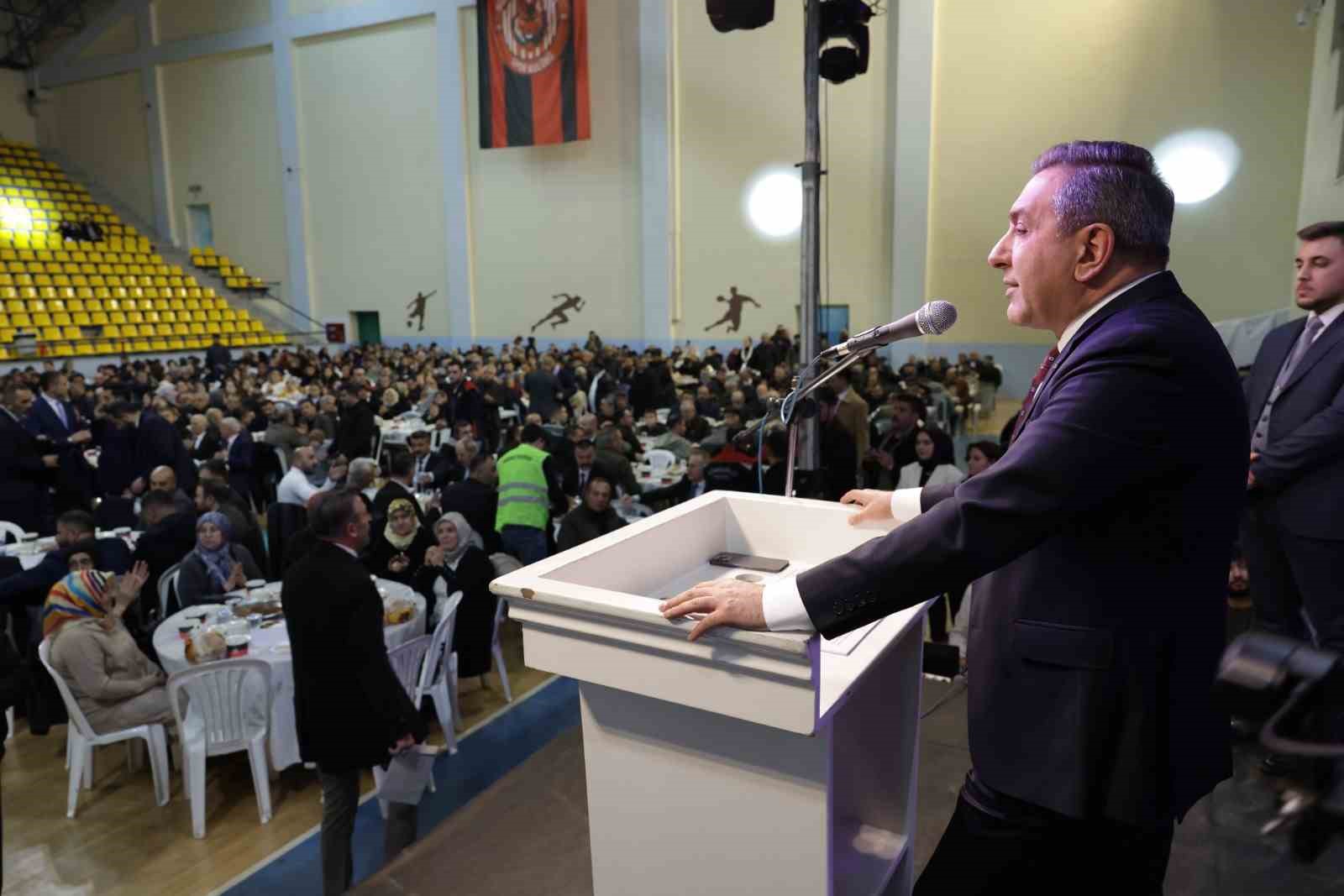 Spor salonunda 2 bin kişi iftar sofrasında buluştu
Spor salonunda 2 bin kişi iftar sofrasında buluştu