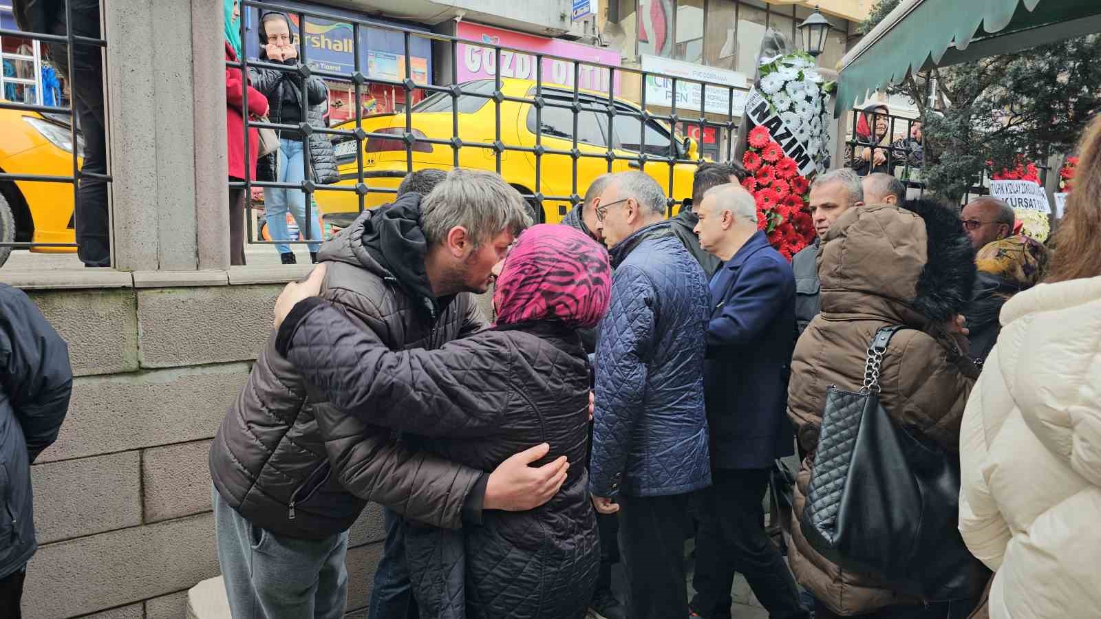 Spor salonunda fenalaşıp hastanede ölen hemşire 9 ay önce ölen oğlunun yanına defnedildi
