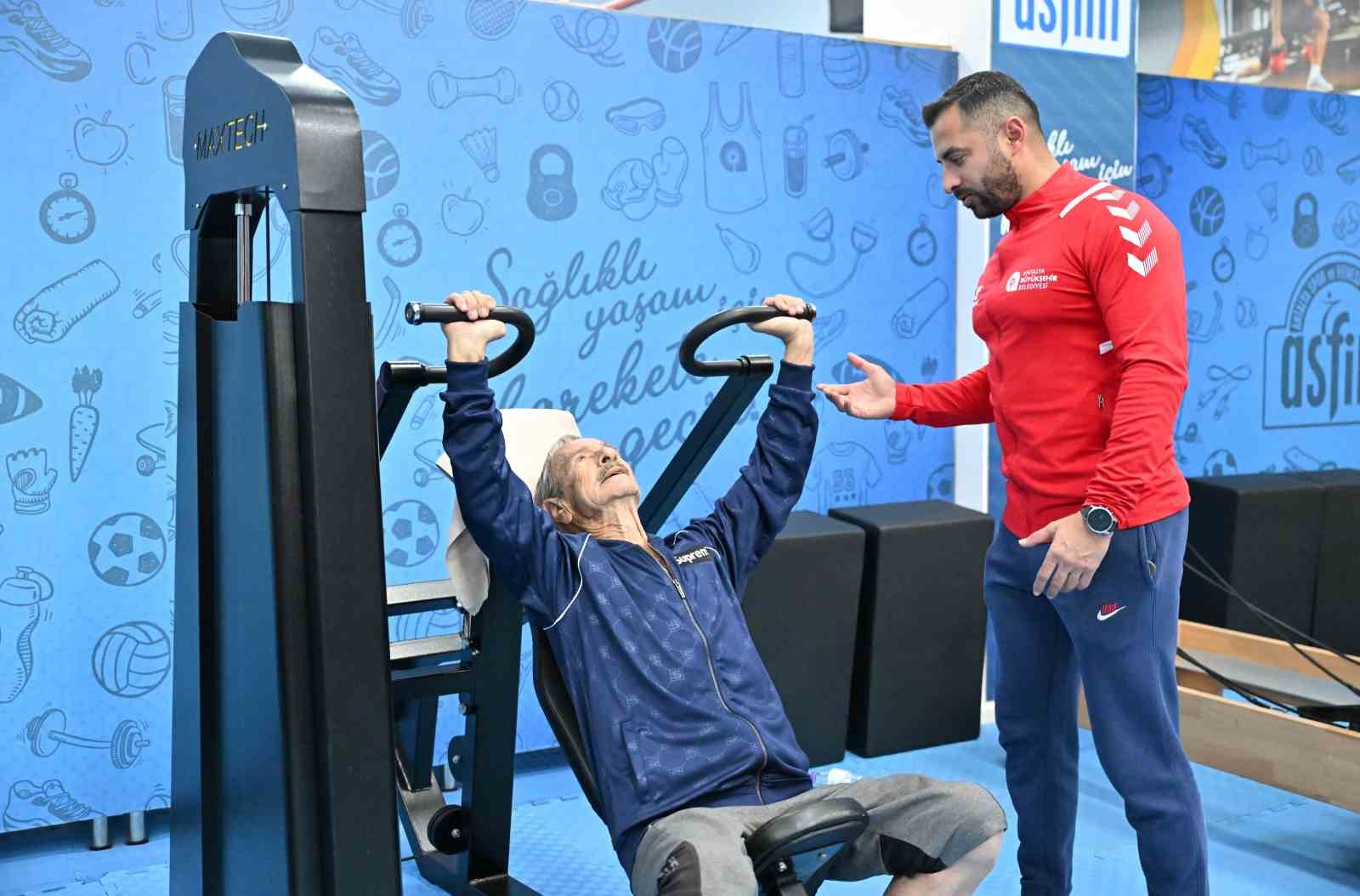 Spor tutkunu 86 yaşındaki ’süper dede’, gençlere taş çıkartıyor
