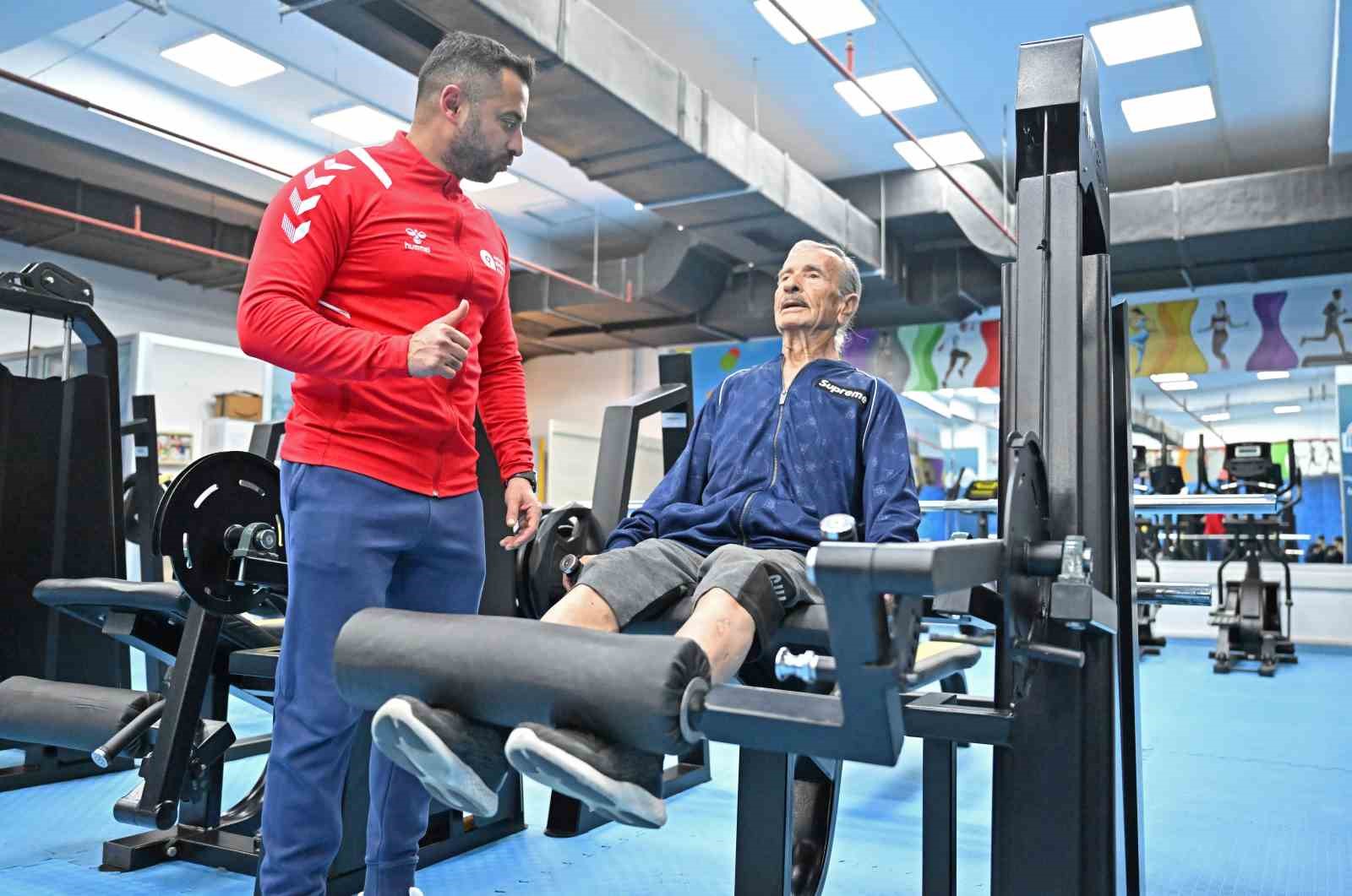 Spor tutkunu 86 yaşındaki ’süper dede’, gençlere taş çıkartıyor
