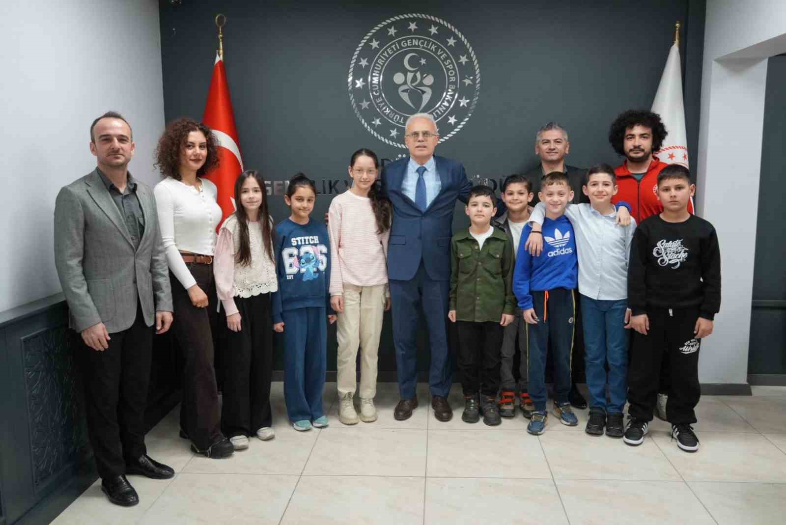 Sporcu öğrenciler il müdürü ile bir araya geldi
