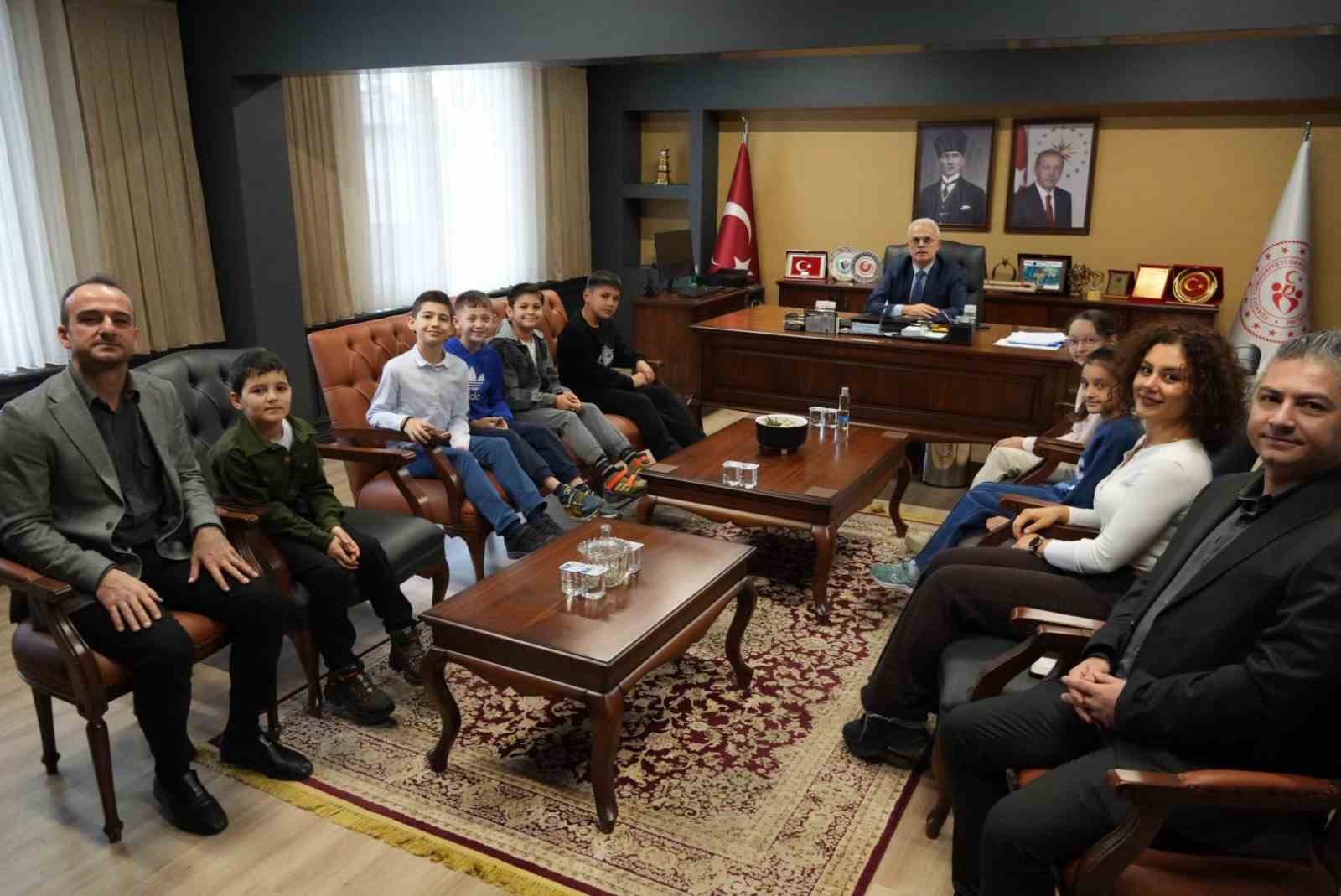 Sporcu öğrenciler il müdürü ile bir araya geldi

