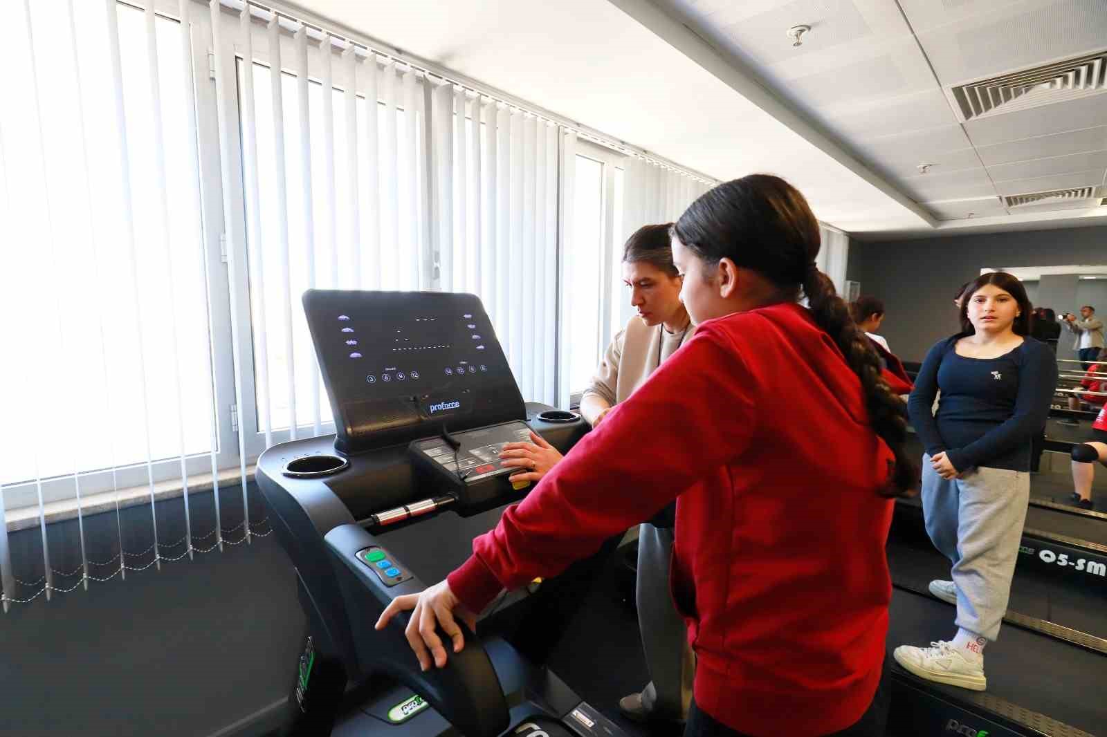 Sporcuların faydalandığı salon yeni ekipmanlarla donatıldı
Sporcuların faydalandığı salon yeni ekipmanlarla donatıldı