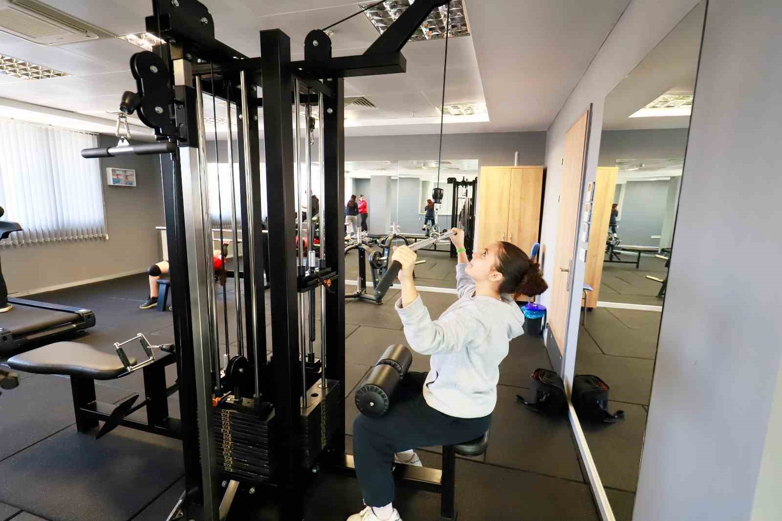 Sporcuların faydalandığı salon yeni ekipmanlarla donatıldı
Sporcuların faydalandığı salon yeni ekipmanlarla donatıldı