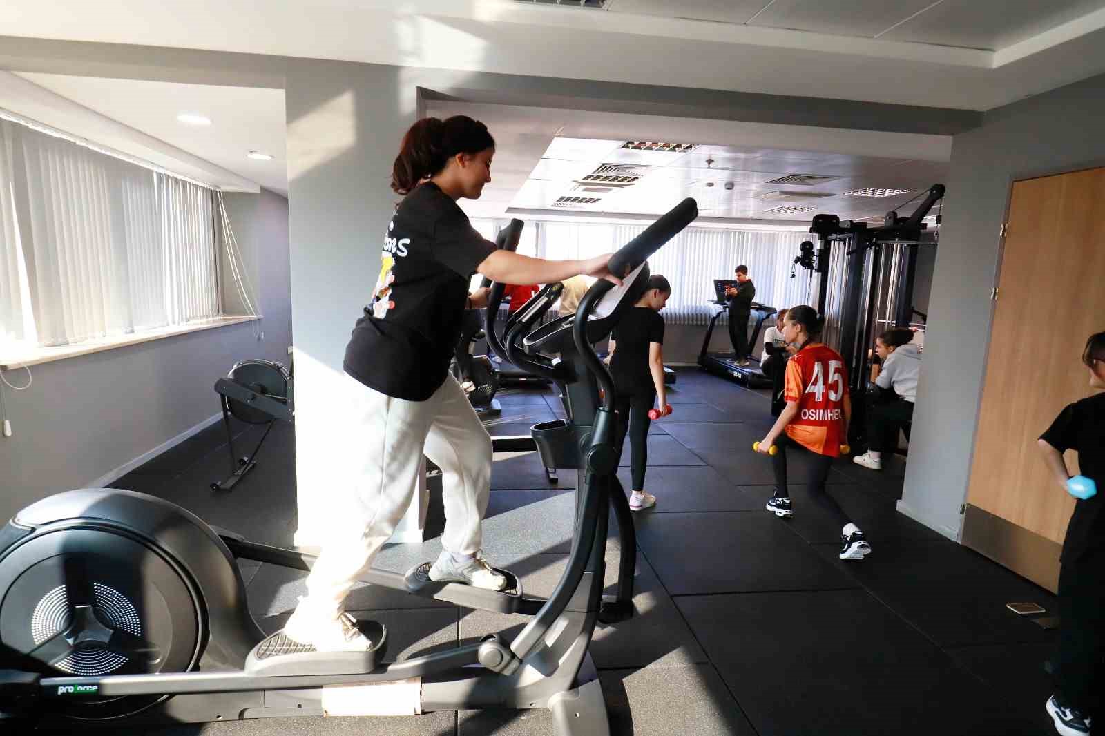 Sporcuların faydalandığı salon yeni ekipmanlarla donatıldı
Sporcuların faydalandığı salon yeni ekipmanlarla donatıldı