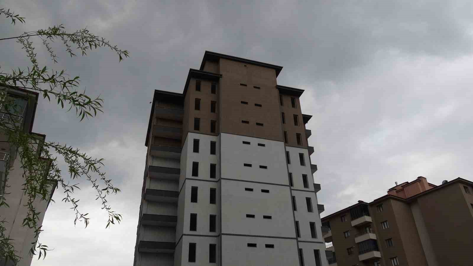 Stajyer öğrenci 25 metreden düşerek hayatını kaybetti, o anlar kameraya yansıdı
