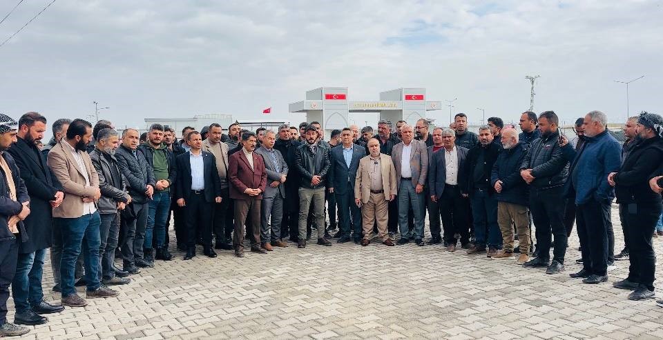 STK temsilcileri kapatılacak gümrük kapıları için sınırda toplandı
