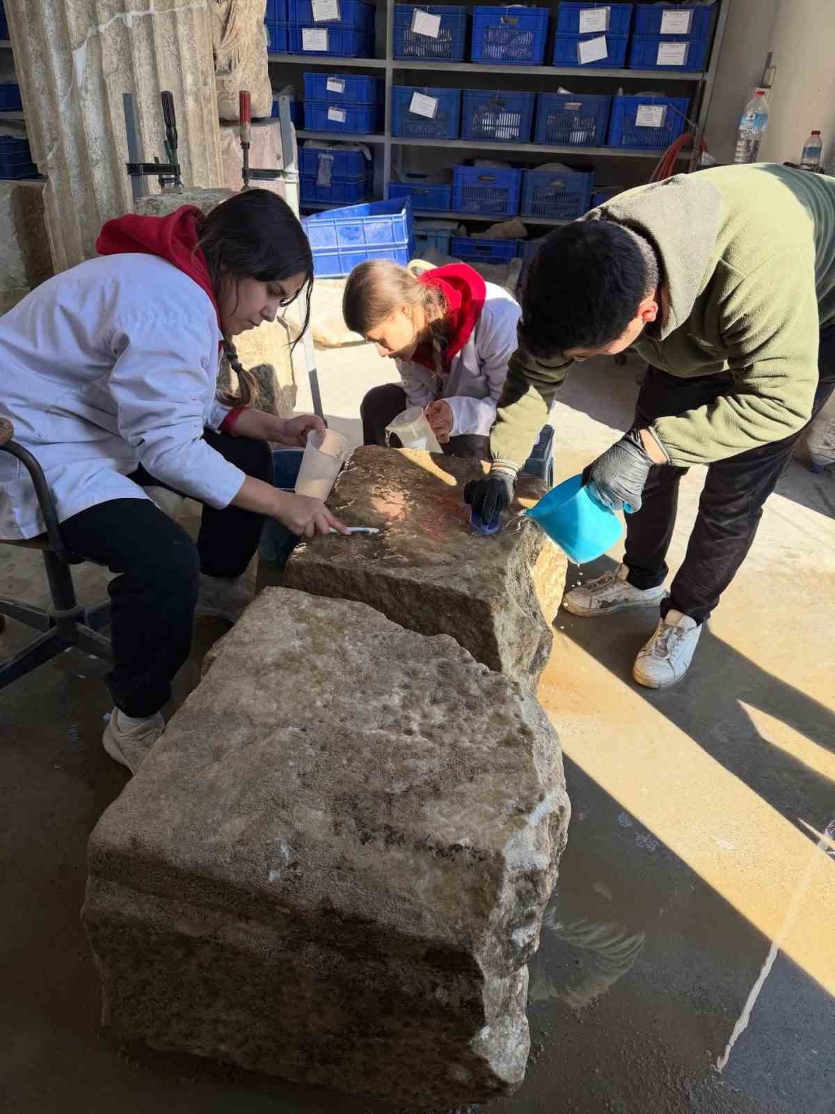 Stratonikeia ve Lagina kazılarında geleceğin restoratörleri yetişiyor
