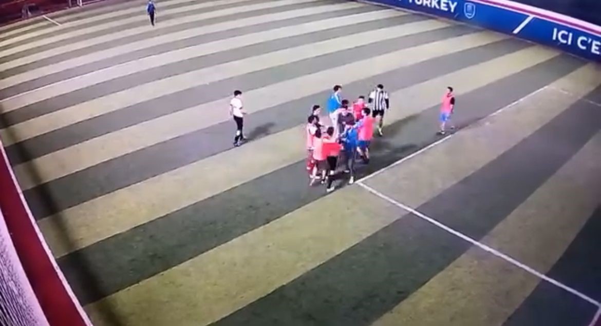 Stres atmak için gittikleri halı saha maçında yumruklar konuştu
