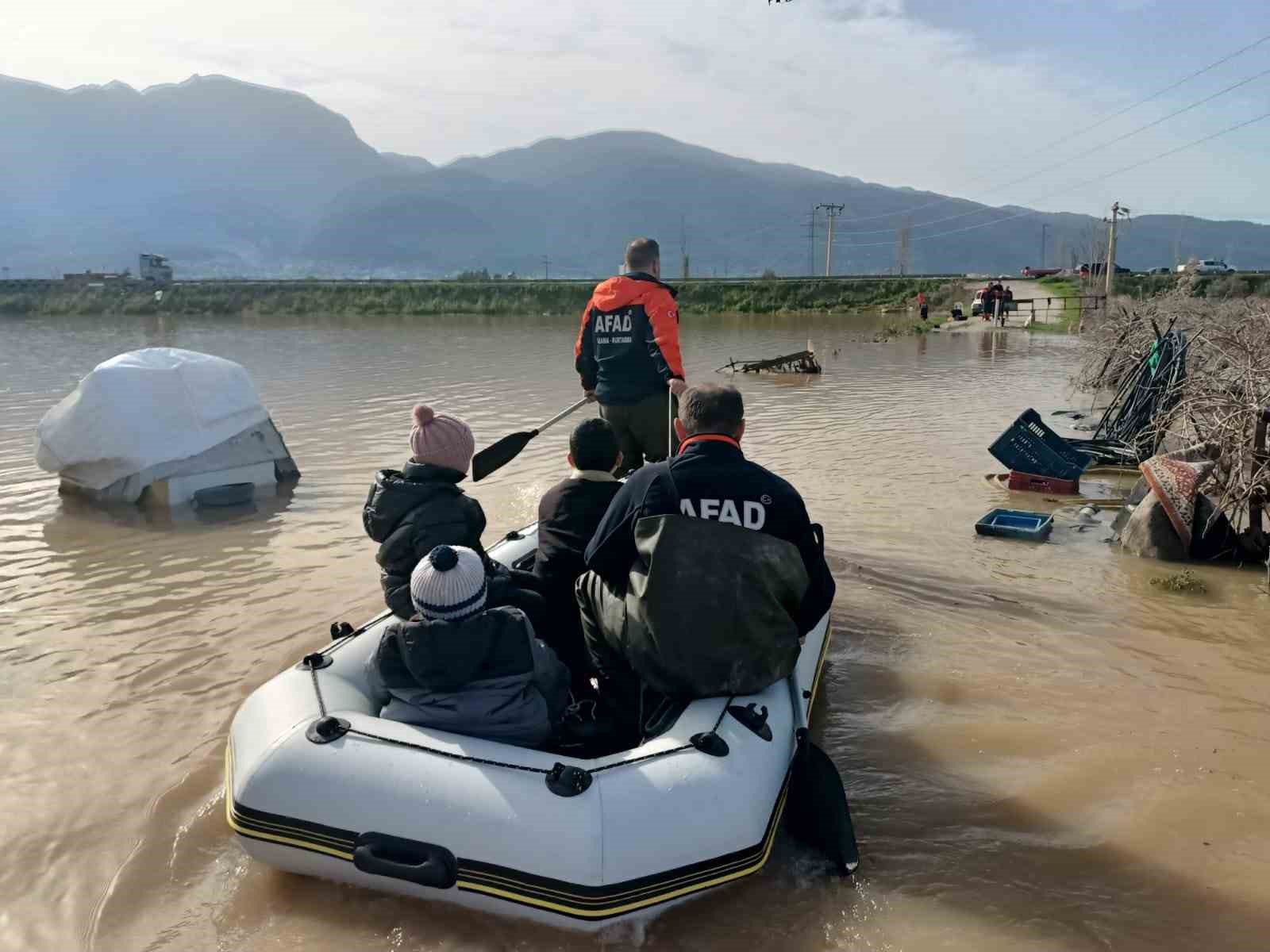 Su baskınında mahsur kalan 4’ü çocuk 5 kişi kurtarıldı
