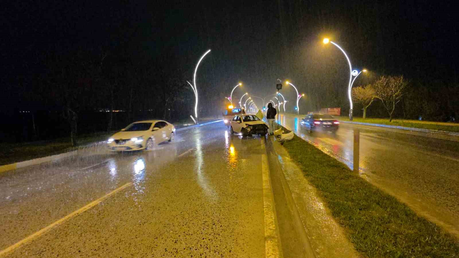 Su birikintisi kazaya sebep oldu: Otomobil önce direğe sonra kaldırıma çarptı

