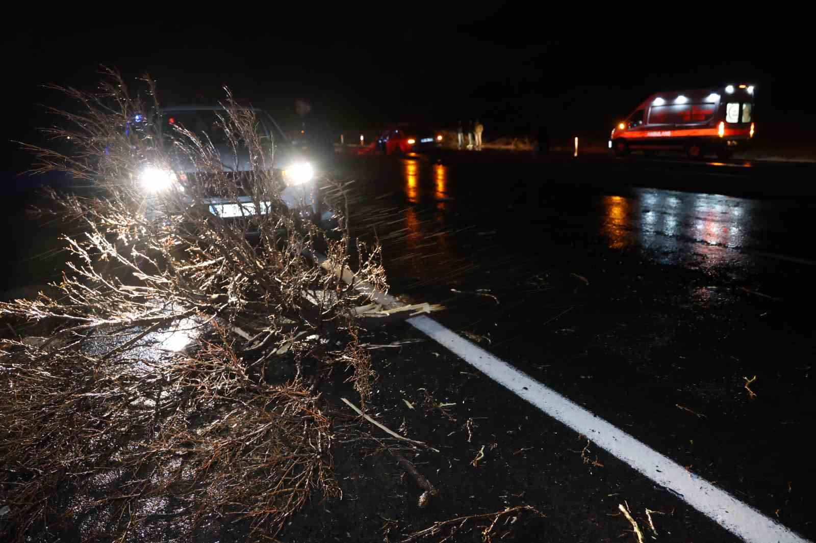 Su birikintisine giren otomobil refüje düştü: 1 yaralı
