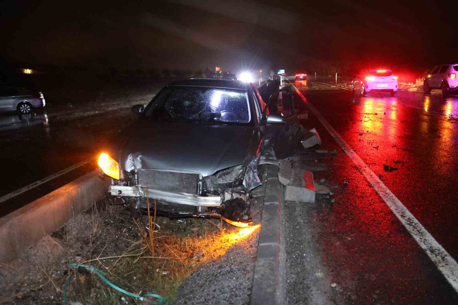 Su birikintisine giren otomobil refüje düştü: 1 yaralı
