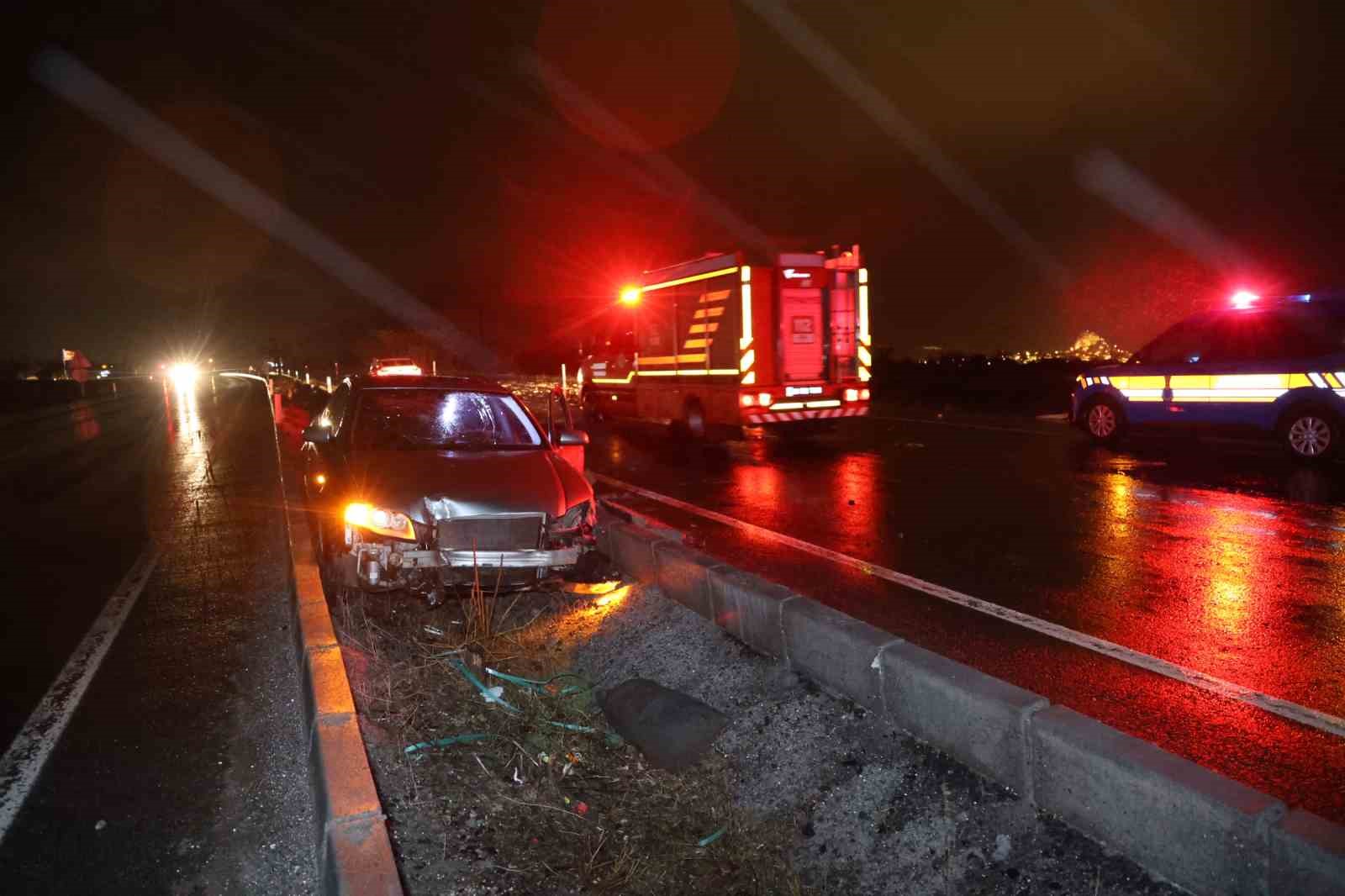 Su birikintisine giren otomobil refüje düştü: 1 yaralı
