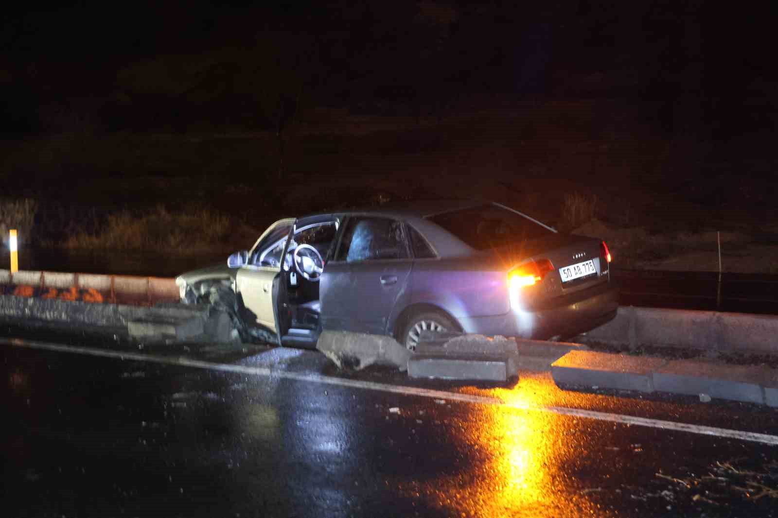 Su birikintisine giren otomobil refüje düştü: 1 yaralı
