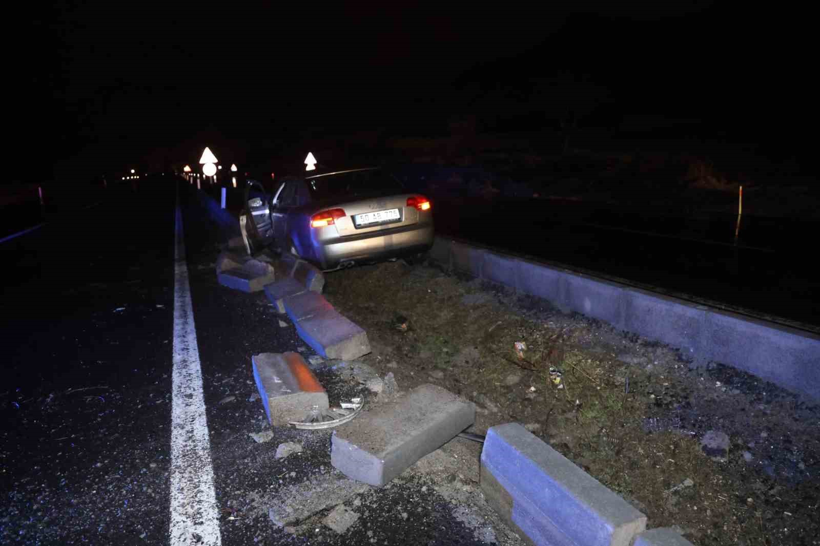 Su birikintisine giren otomobil refüje düştü: 1 yaralı
