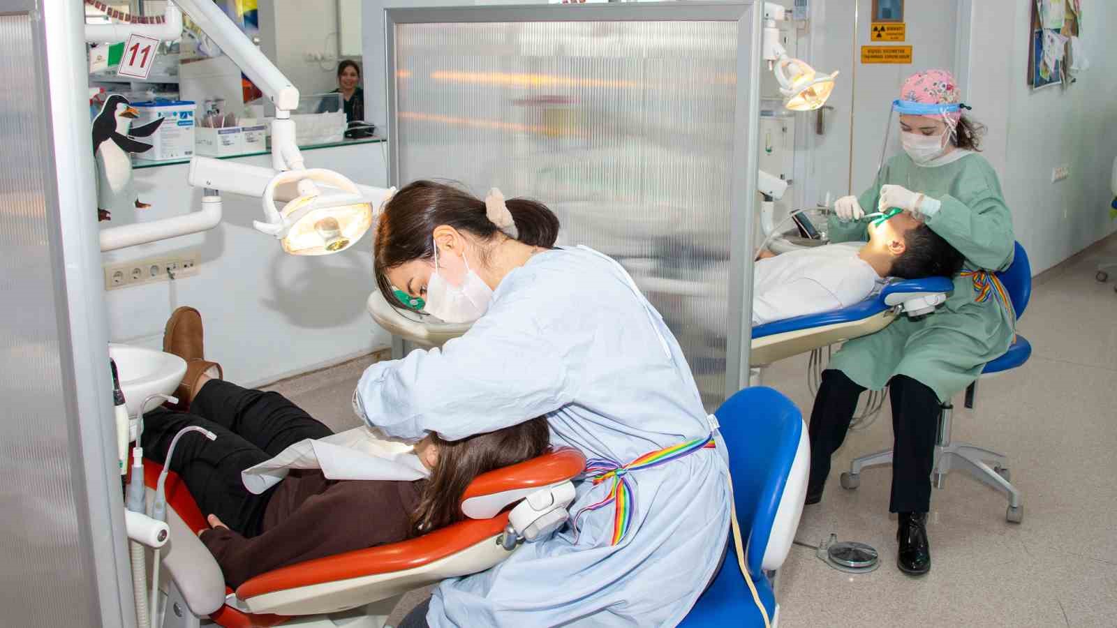 SÜ Diş Hekimliği Fakültesinde ilk muayeneler randevusuz yapılıyor
SÜ Diş Hekimliği Fakültesinde ilk muayeneler randevusuz yapılıyor