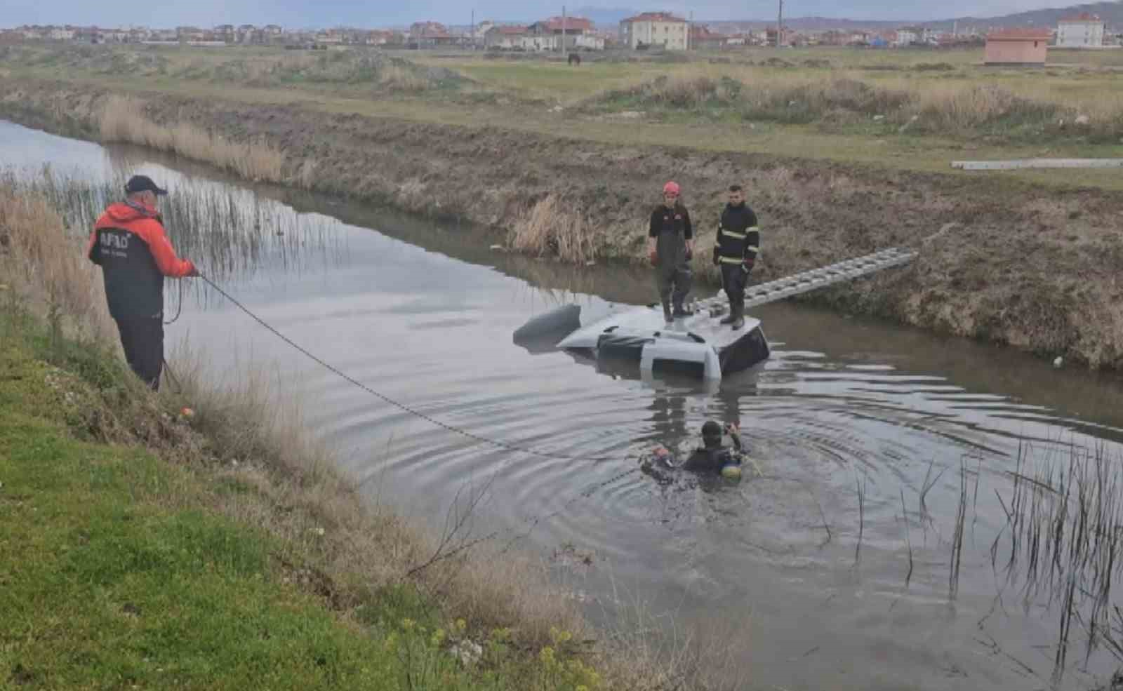 Su dolu kanala gömülmüş araç ekipleri alarma geçirdi
