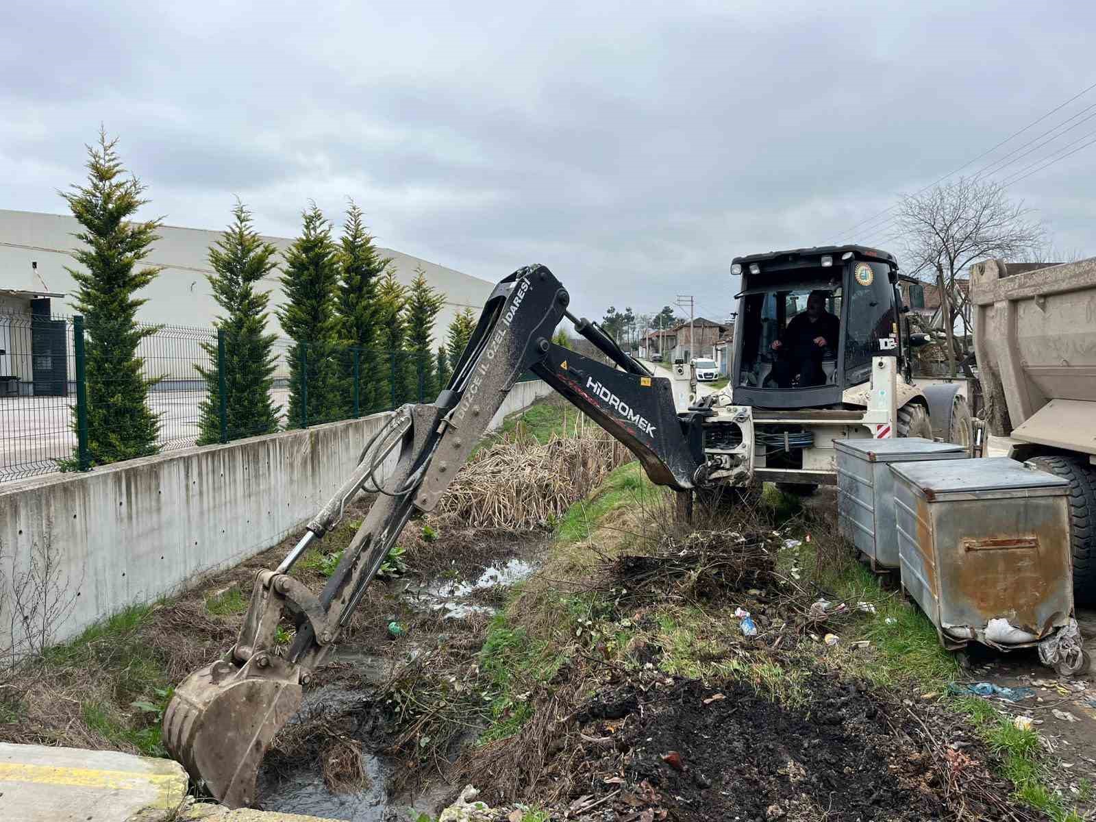 Su kanaları temizleniyor
