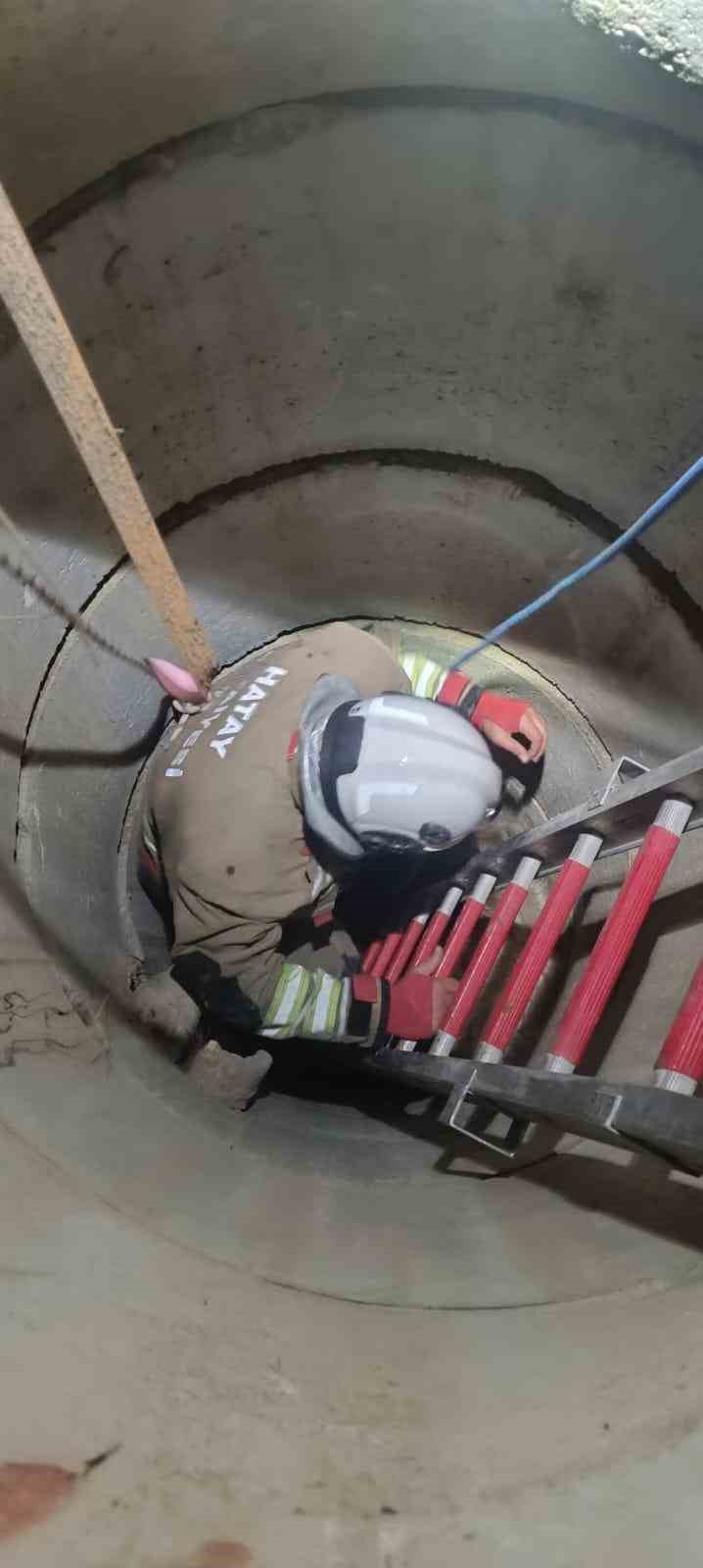 Su kuyusunda mahsur kalan keçiyi itfaiye kurtardı
