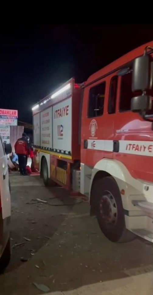 Su pompası deliğine düşen yavru kediyi itfaiye kurtardı
