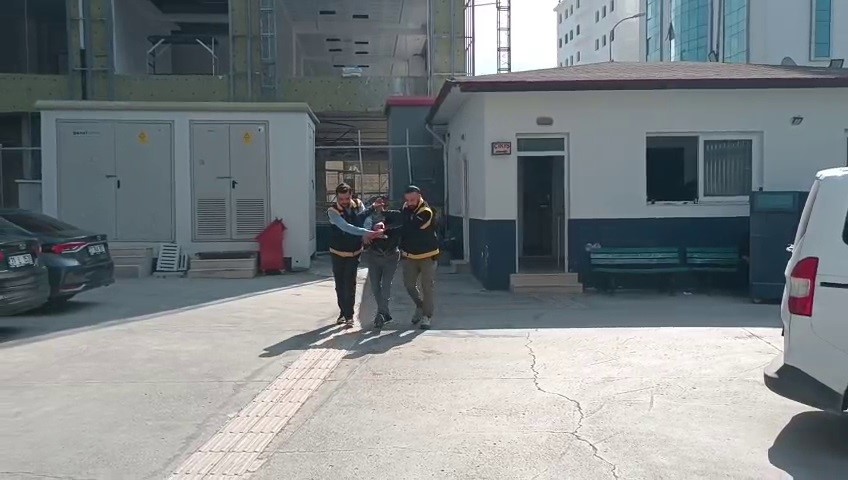 Suç makinesi önüne geleni satırla yaraladı, o anlar kameraya yansıdı
