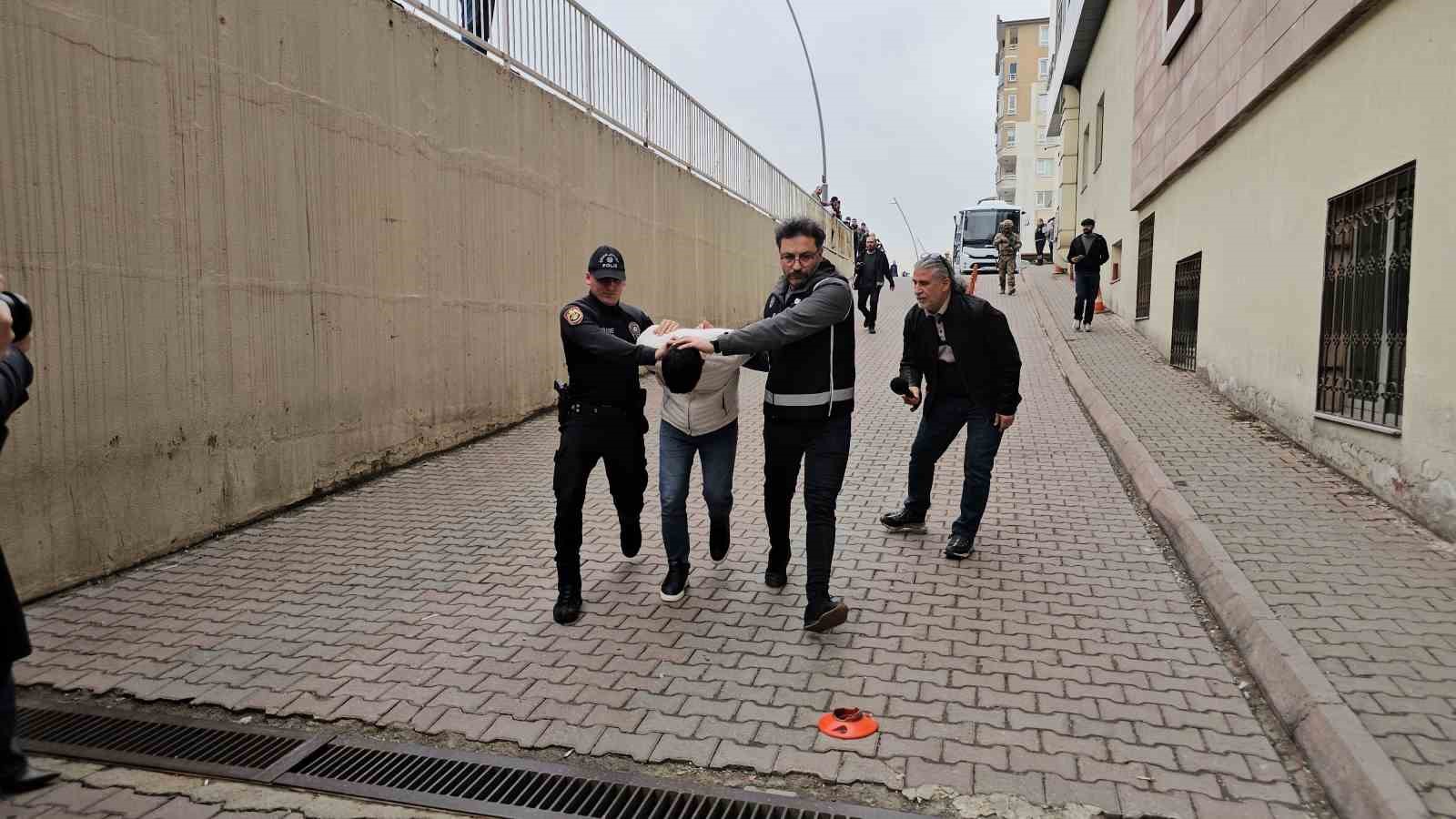 Suç örgütü operasyonunda gözaltına alınan 9 kişi adliyeye sevk edildi
