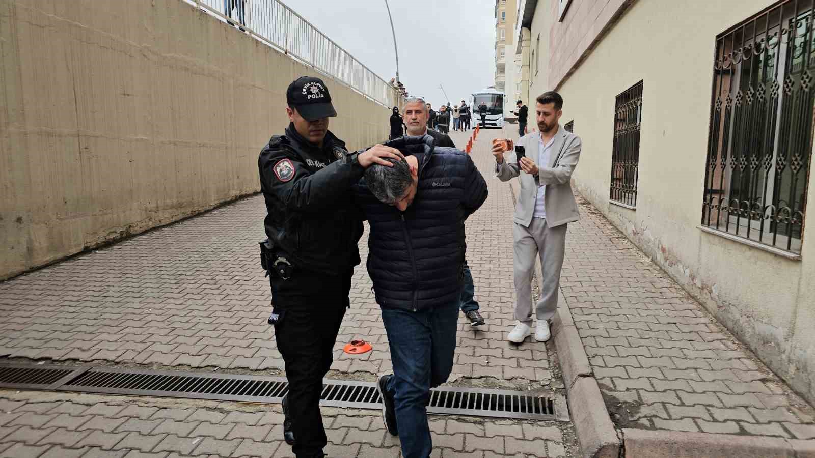 Suç örgütü operasyonunda gözaltına alınan 9 kişi adliyeye sevk edildi
