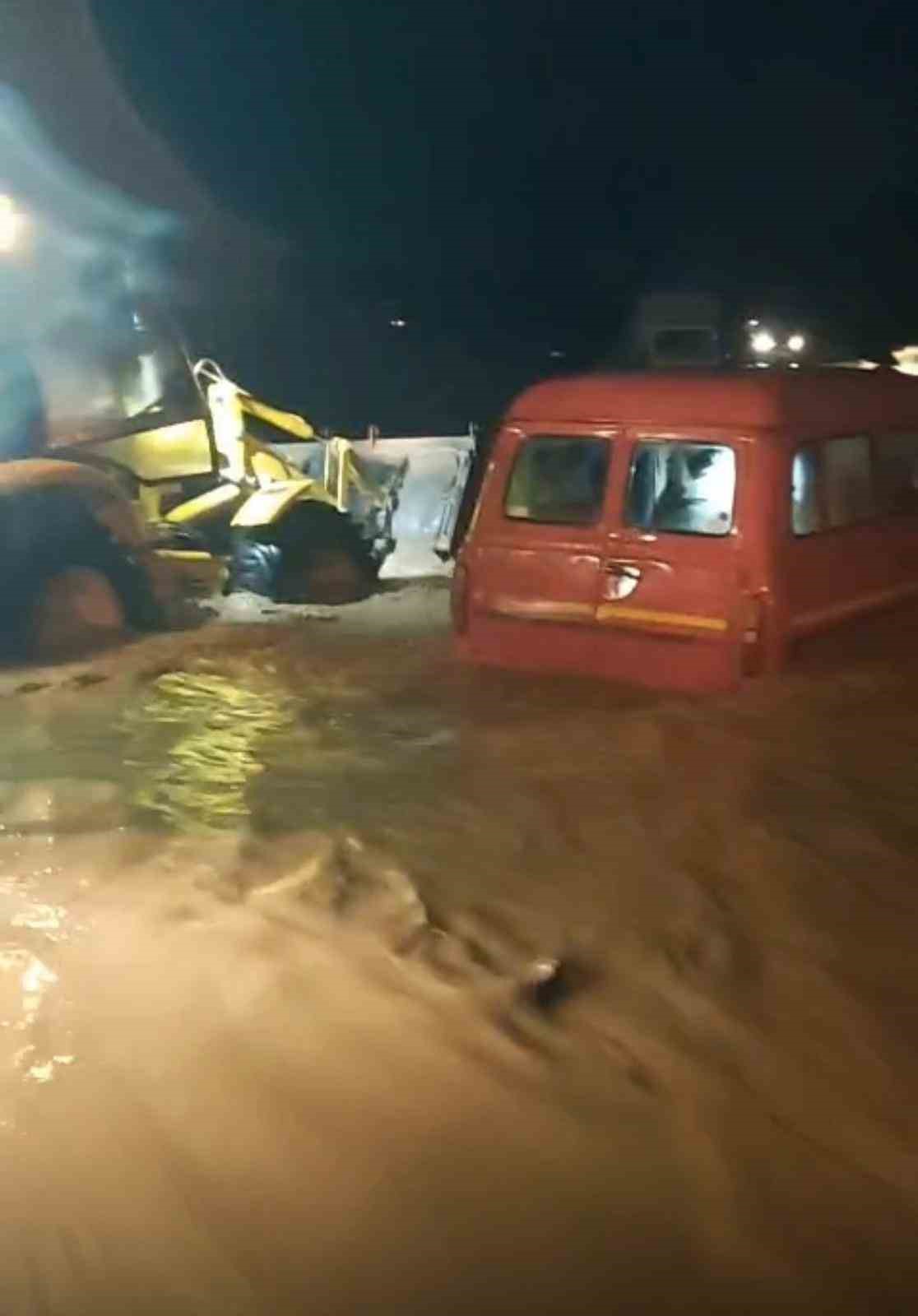 Suda mahsur kalan aileyi İncirliova Belediyesi ekipleri kurtardı
