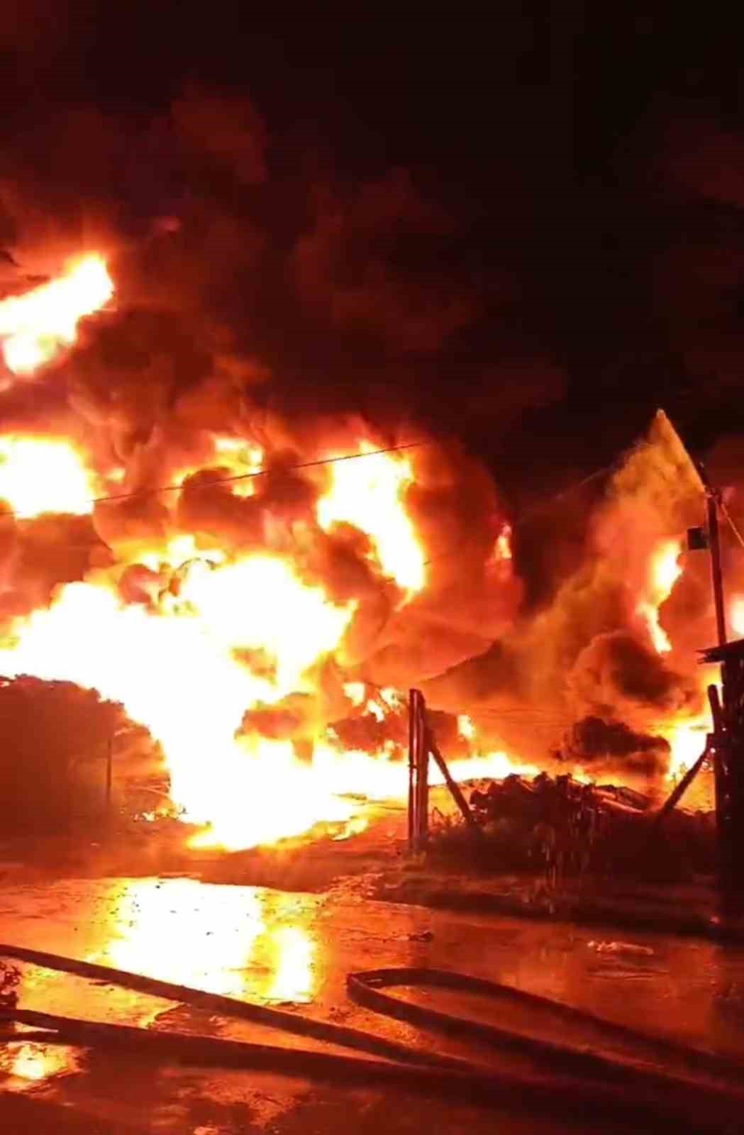 Sulama boruları alevlere teslim oldu
