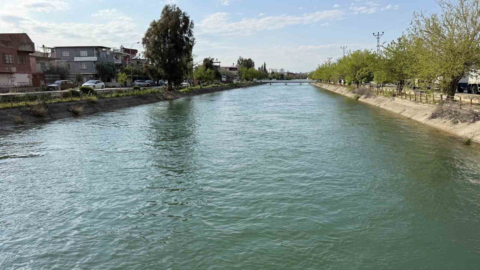 Sulama kanalına düşen çocuğu kurtarmak için zamanla yarıştılar
Sulama kanalına düşen çocuğu kurtarmak için zamanla yarıştılar