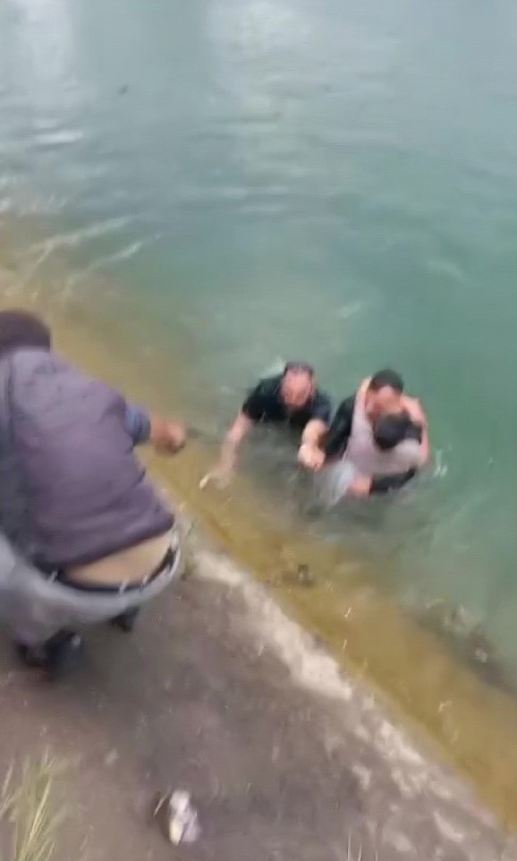 Sulama kanalına düşen çocuğu kurtarmak için zamanla yarıştılar
Sulama kanalına düşen çocuğu kurtarmak için zamanla yarıştılar