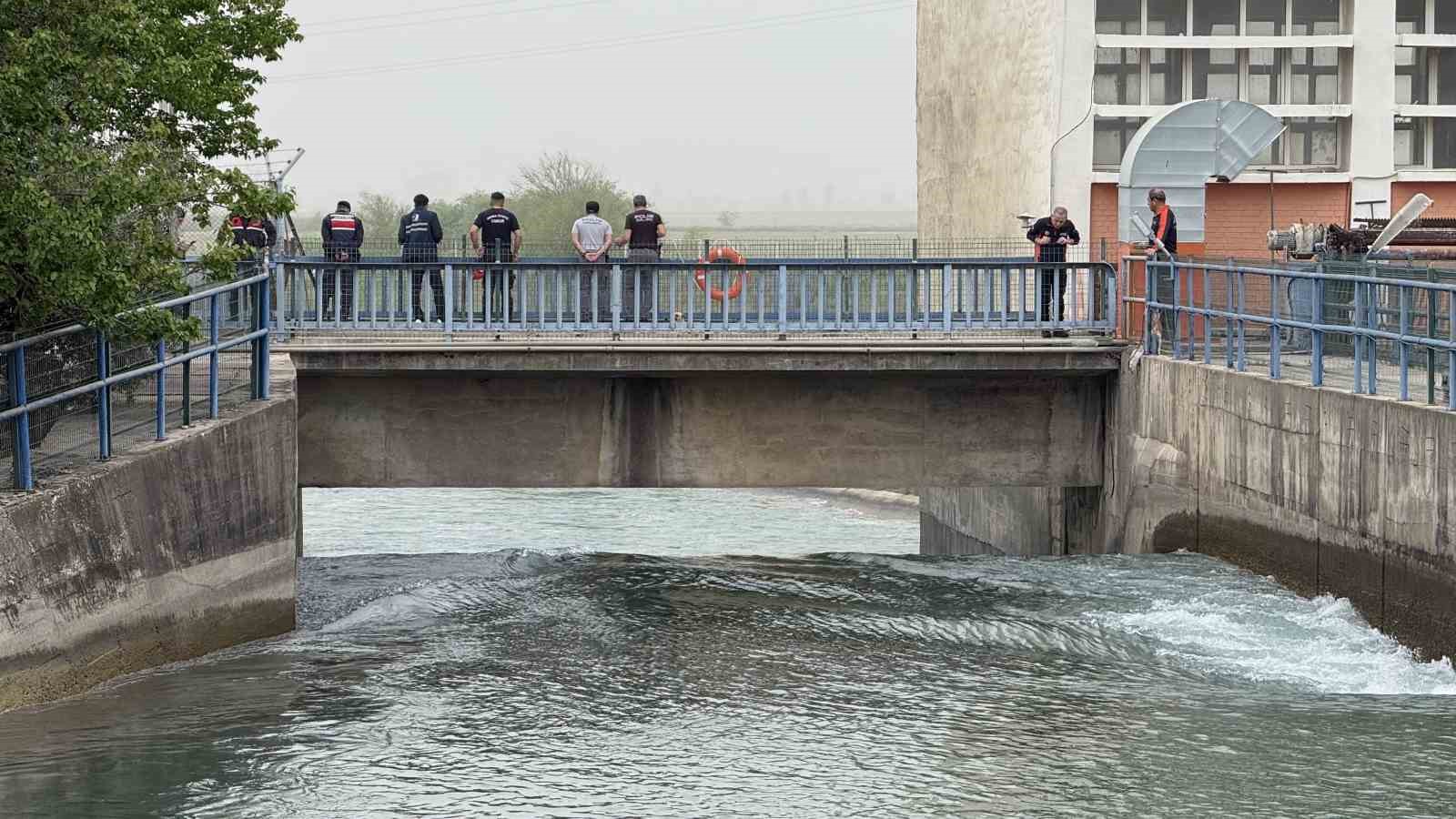 Sulama kanalına giren çocuk kayboldu, yakınları gözyaşı döktü
