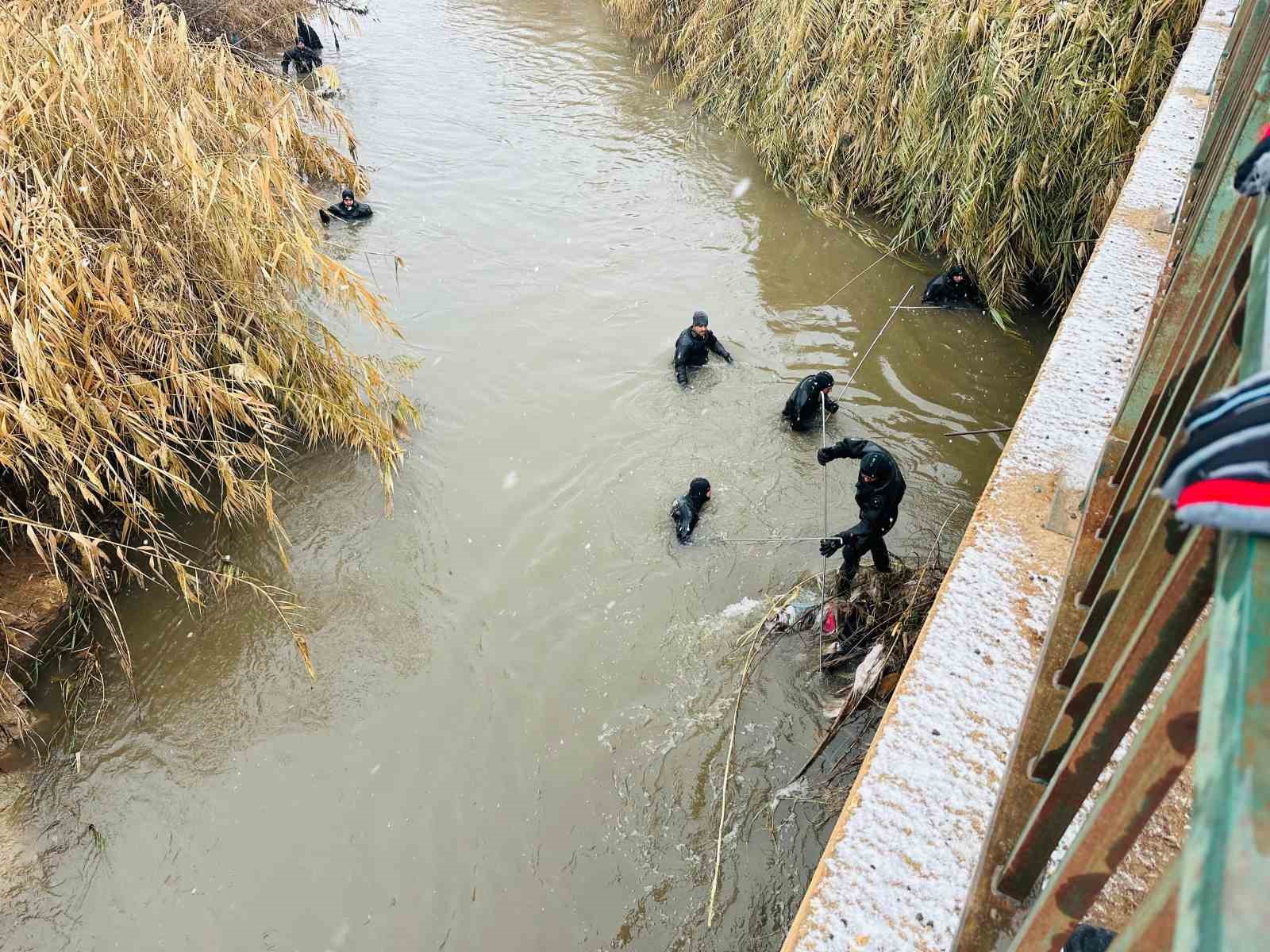 Sulama kanalında kaybolan sürücüyü arama çalışmaları sürüyor
