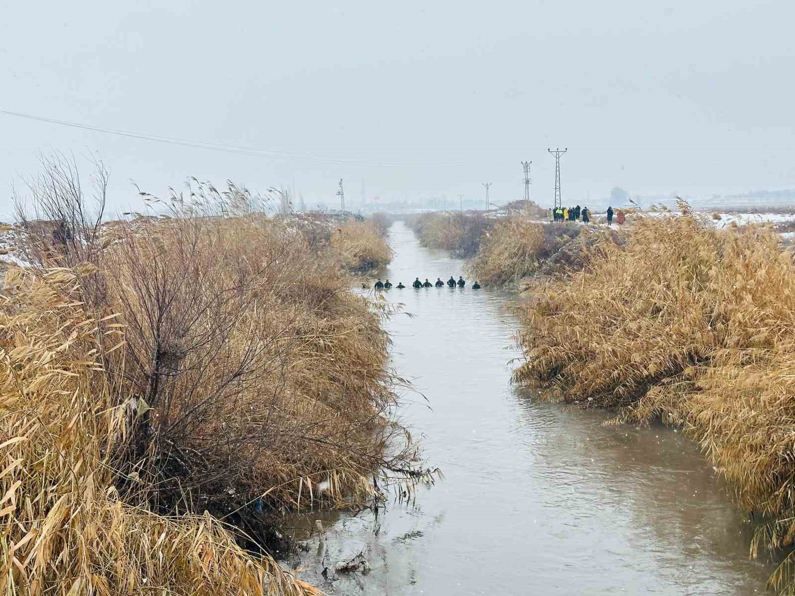 Sulama kanalında kaybolan sürücüyü arama çalışmaları sürüyor
