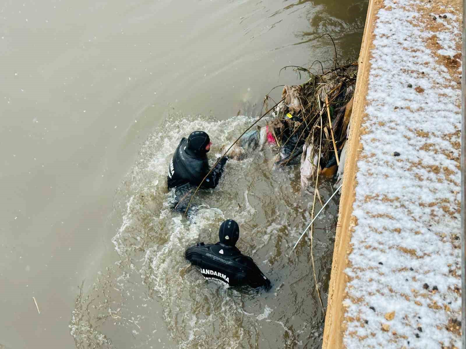 Sulama kanalında kaybolan sürücüyü arama çalışmaları sürüyor
